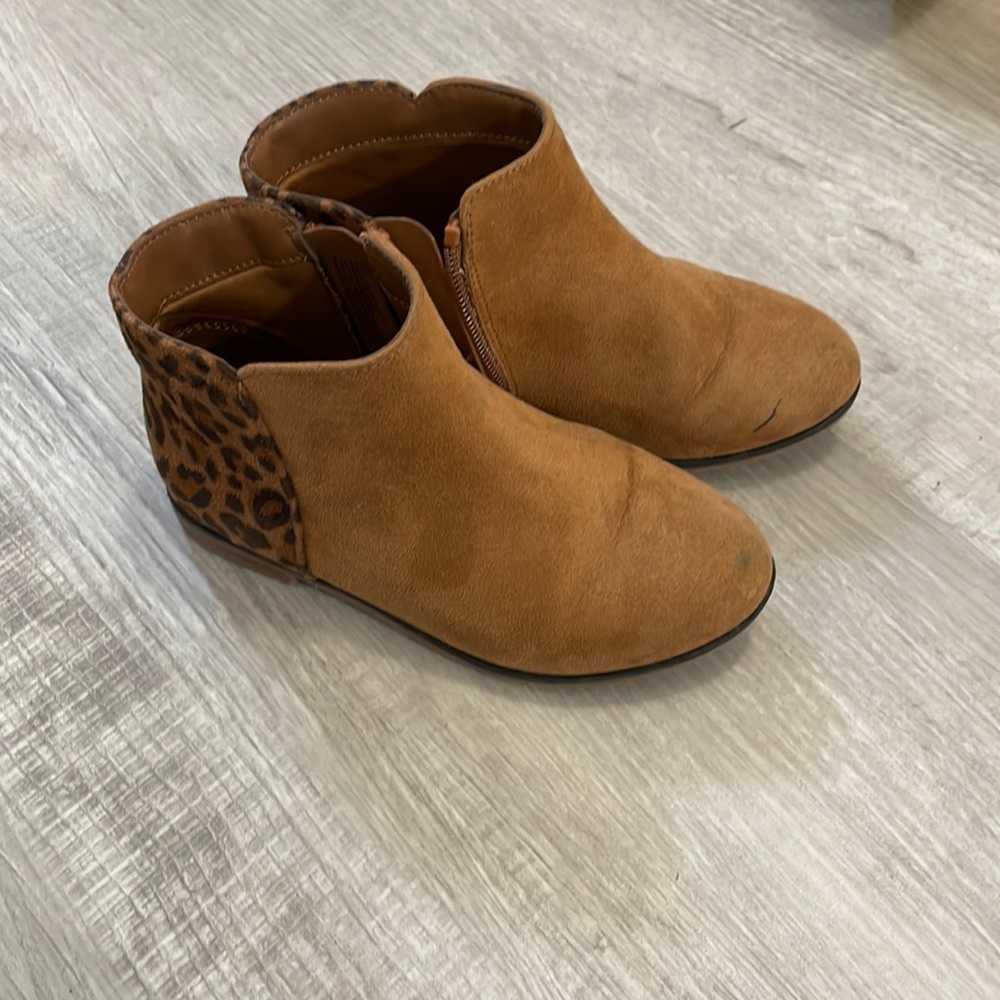 Leopard zip up boot.
